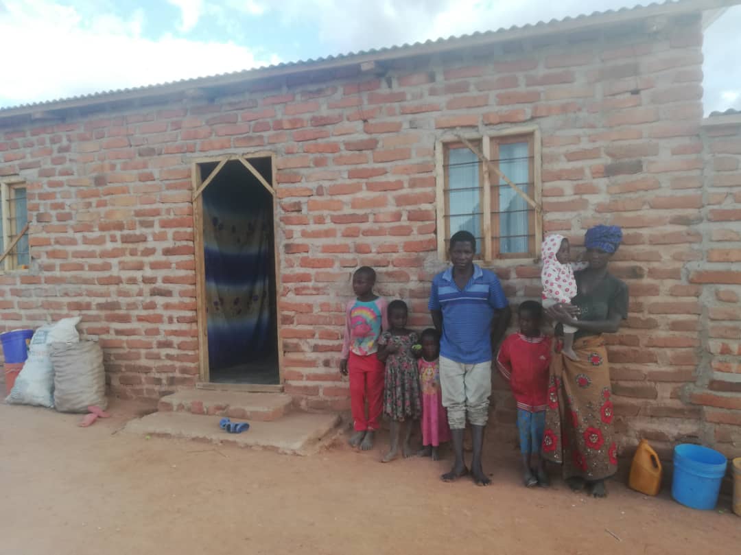 32 de case – acoperiş şi bucurie pentru tot atâtea familii tanzaniene
