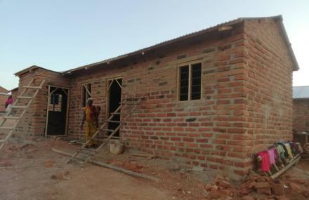 32 de case – acoperiş şi bucurie pentru tot atâtea familii tanzaniene